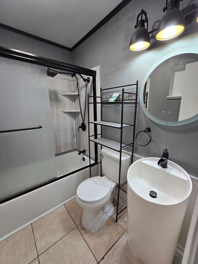 Building Photo - 3 bedroom 1.5 bathroom--Shady Grove Neighb...