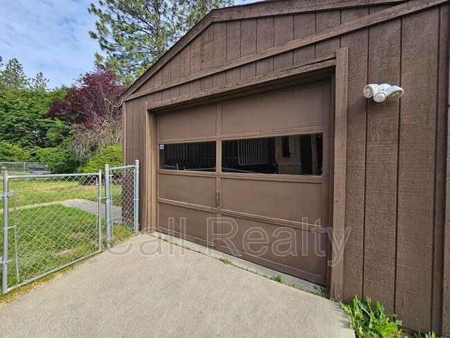 Building Photo - 1533 E 39th Ave