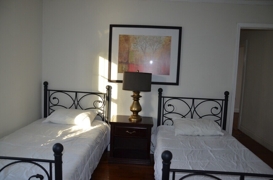 Owners suit beds - 115 Phipps St