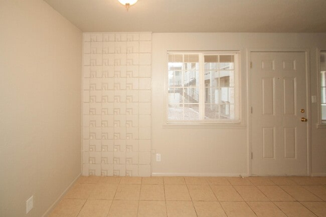 Building Photo - 109 S 9th St