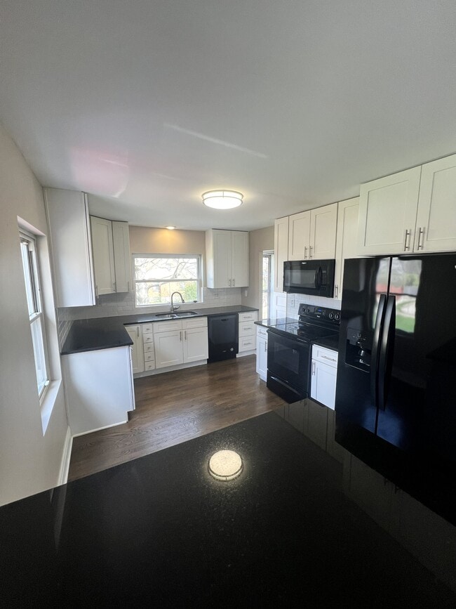 Building Photo - 5194 Sidney Rd