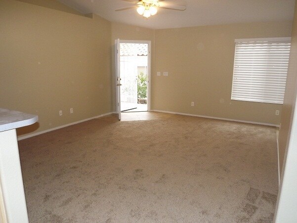 Building Photo - 4 Bedroom In South Green Valley Area!!!