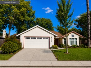 Building Photo - Nice 3bd/2bth home with private yard!