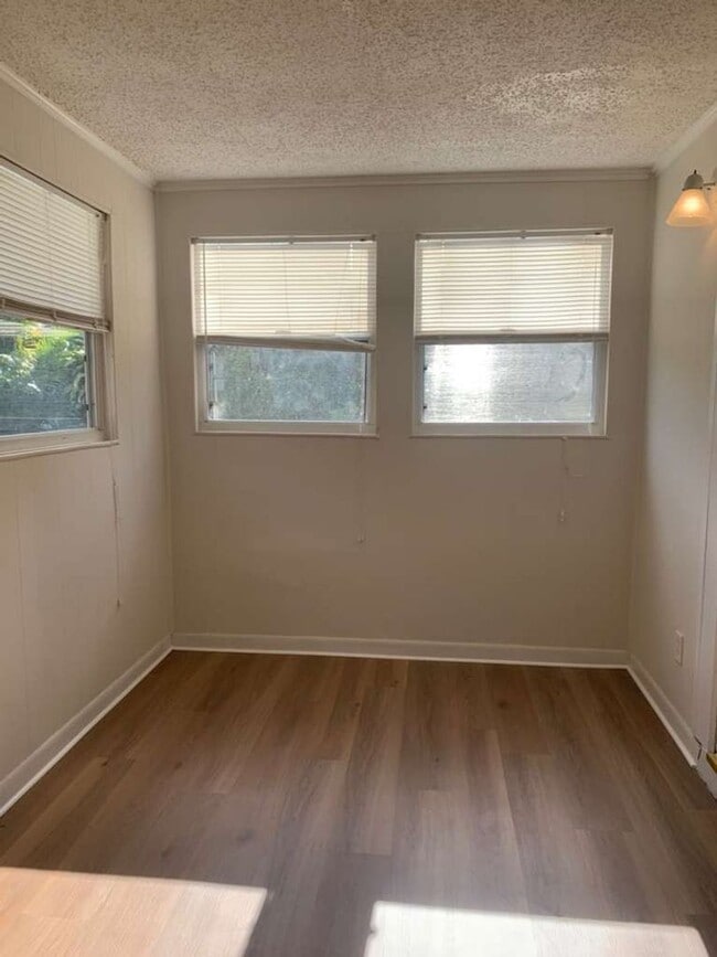 Building Photo - Updated 2 Bedroom 1 Bath in Central Gulfport