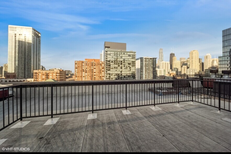 Roof deck - 333 W Hubbard St