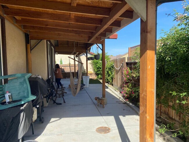 Building Photo - Beautiful Los Banos Rental