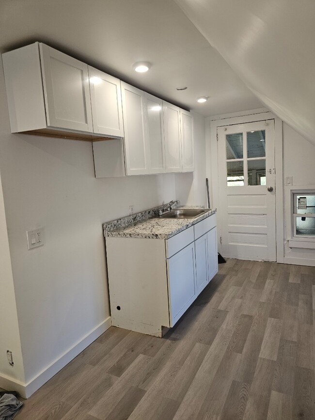 Building Photo - 210 Baldwin St