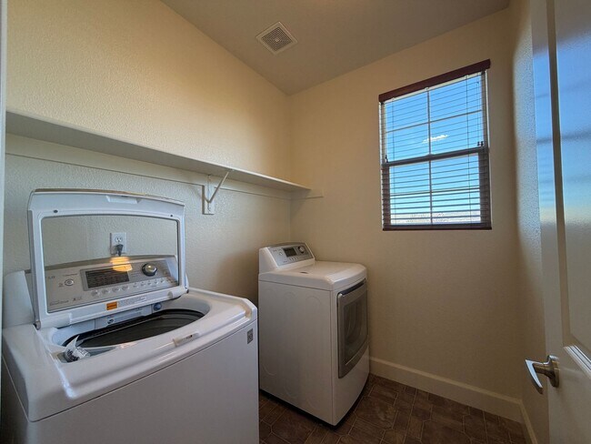 Building Photo - Spacious 4 Bedroom, 2.5 Bath in North Valleys
