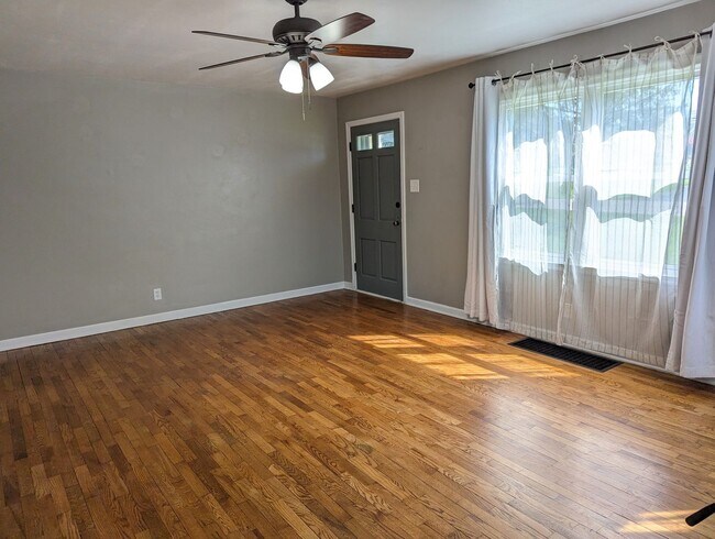 Building Photo - AVAILABLE NOW! - 2 Bedroom / 1 Bath Home i...