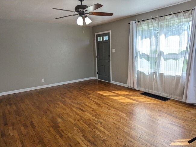 Building Photo - AVAILABLE NOW! - 2 Bedroom / 1 Bath Home in Great Beavercreek Neighborhood!