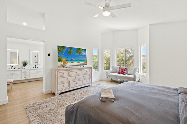 Building Photo - Luxe Spacious Home Near Parks Fully Equipped