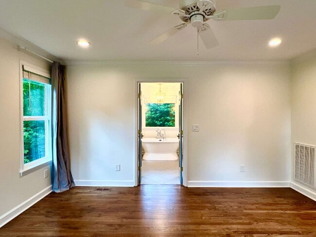 Building Photo - LUXURIOUS LANSDOWNE RETREAT!