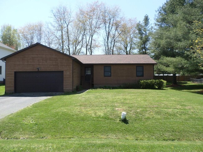 Building Photo - 3 Bedroom 2 Bath House with 2 Car Garage