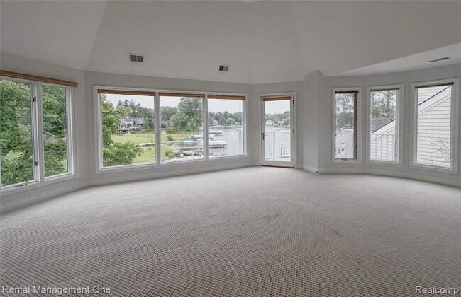 Building Photo - 5742 Putnam Dr