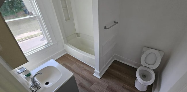 Building Photo - 4 Bedroom 1 Bath House Available to Rent f...