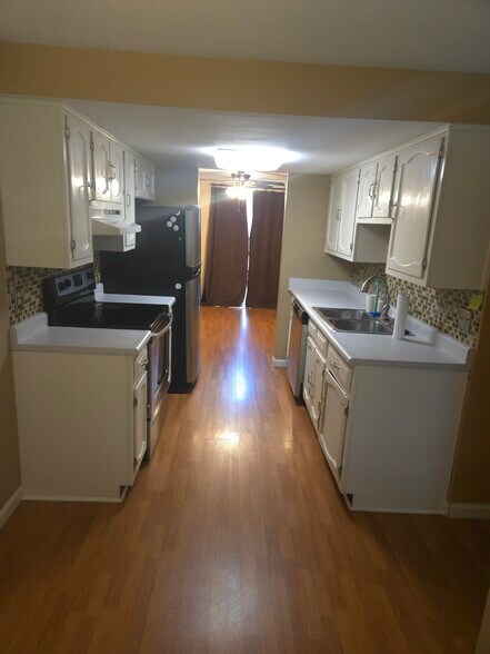 Kitchen w/ Stove/Range/Fridge (w/ icemaker)/Dishwasher/Garbage Disposal - 7618 Thames Ct