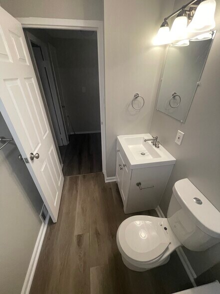 Full Bath (4/4) - 1900 Dutch Village Dr