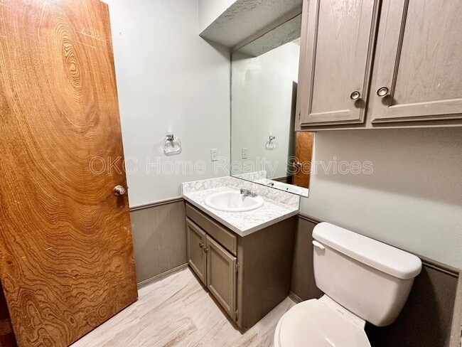 Building Photo - 8712 Rayburn Ave