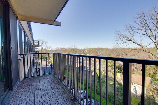 Building Photo - 600 Roosevelt Blvd