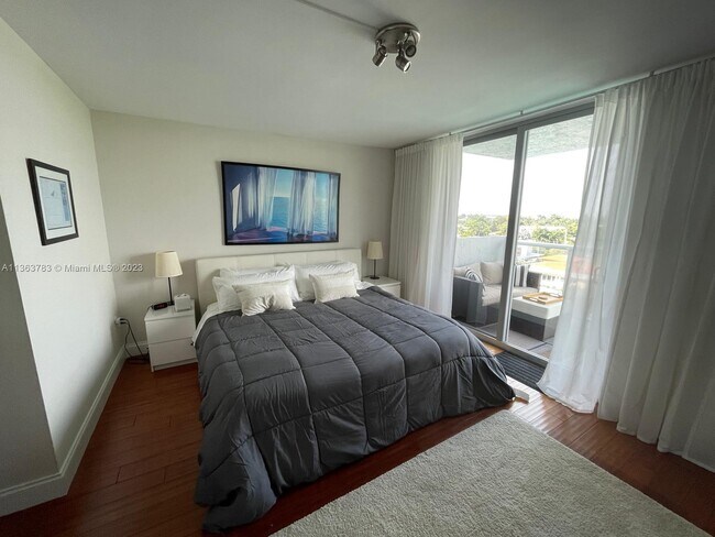 Building Photo - 10000 W Bay Harbor Dr