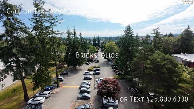 Building Photo - Prime Bellevue Condo, conveniently located...