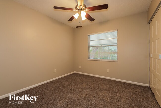 Building Photo - 1120 Brandon Lakes Ave