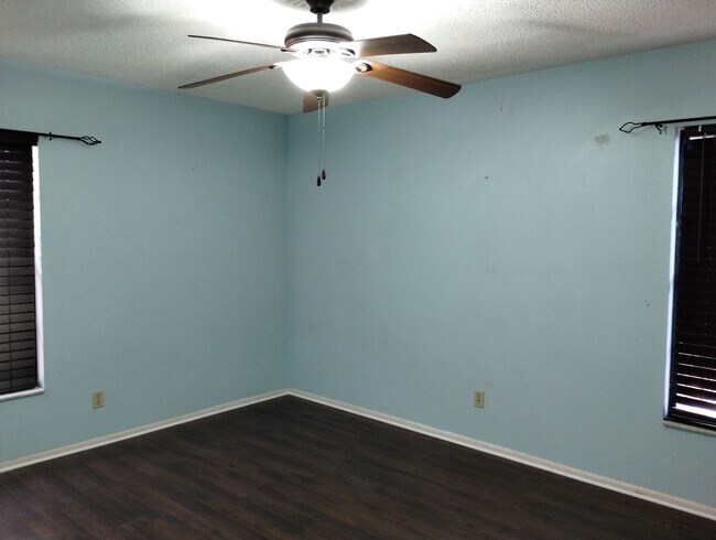 Building Photo - Spacious 3 Bedroom / 2 Bath Home with 2-Car Garage on Nearly ¼ Acre – Spring Hill Area