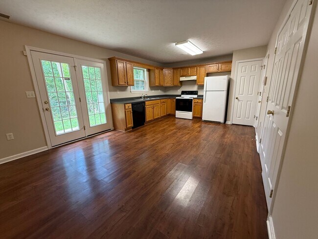 Building Photo - Beautiful 3 Bedroom 2 bath home