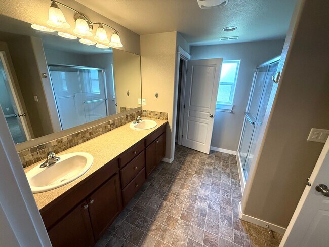 Building Photo - SCHEDULE A TOUR TODAY TO VIEW THIS STUNNING HOME IN SW REDMOND!!