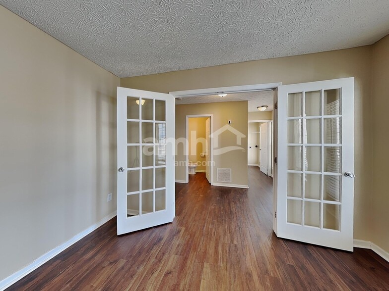 Building Photo - 2490 Delowe St