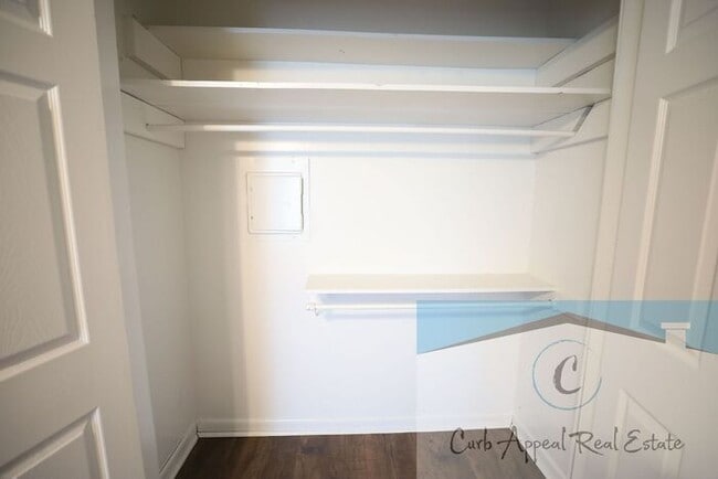 Building Photo - Recently renovated 1 bed, 1 bath apt - washer, dryer and utilities included!! HUD accepted!