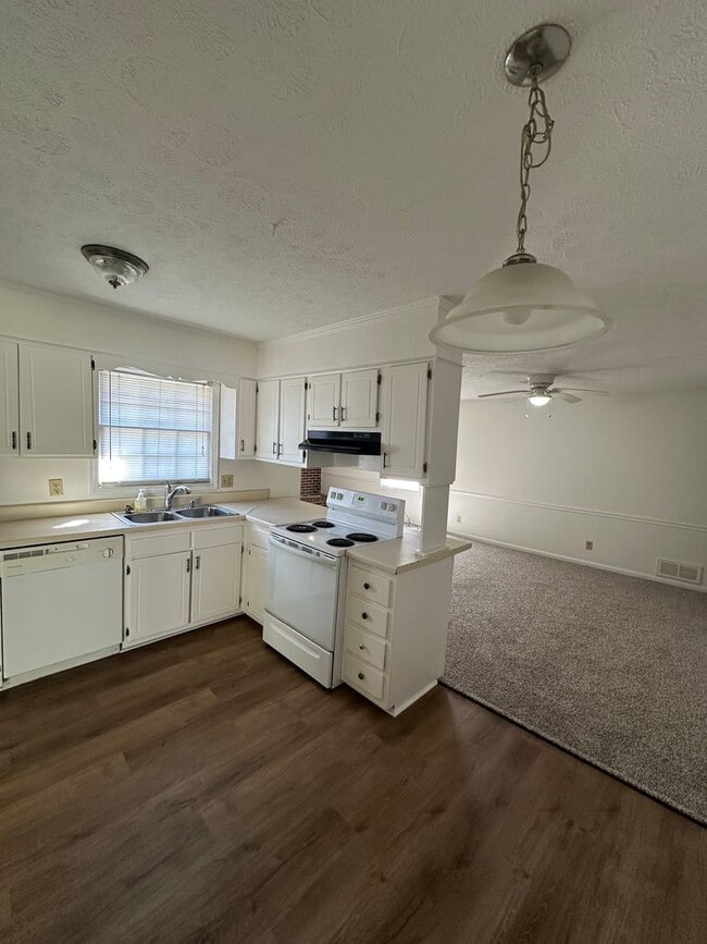 Building Photo - Move-in ready 3 bedroom, 2 bath brick home...