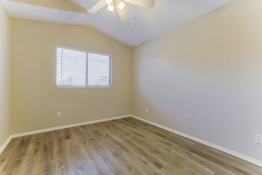 Building Photo - 548 E Cathy Dr