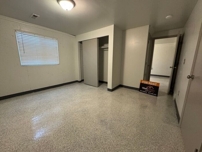 Building Photo - 4 Bedroom 2 Bath Duplex- Dog Friendly