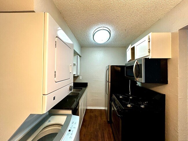 Building Photo - 2401 Manor Rd