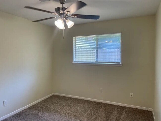 Building Photo - 15835 Fox Springs Dr