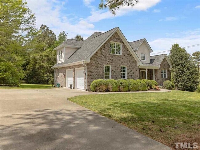 Building Photo - Beautiful Luxury Home In A Gated Community...
