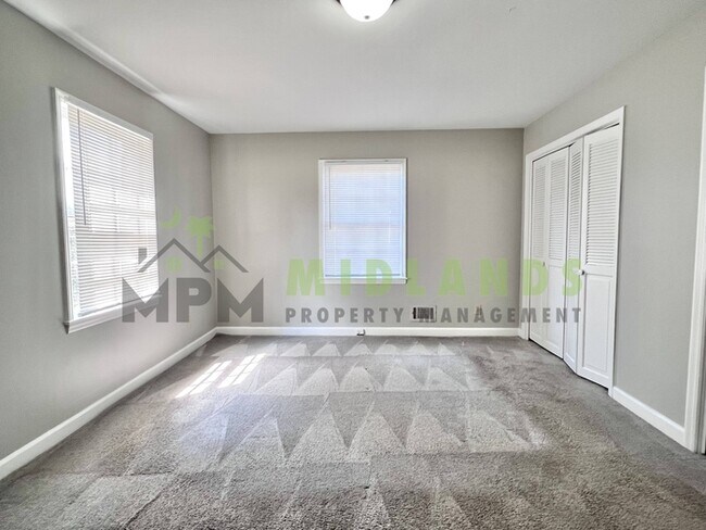 Building Photo - 300 Lydgate Dr