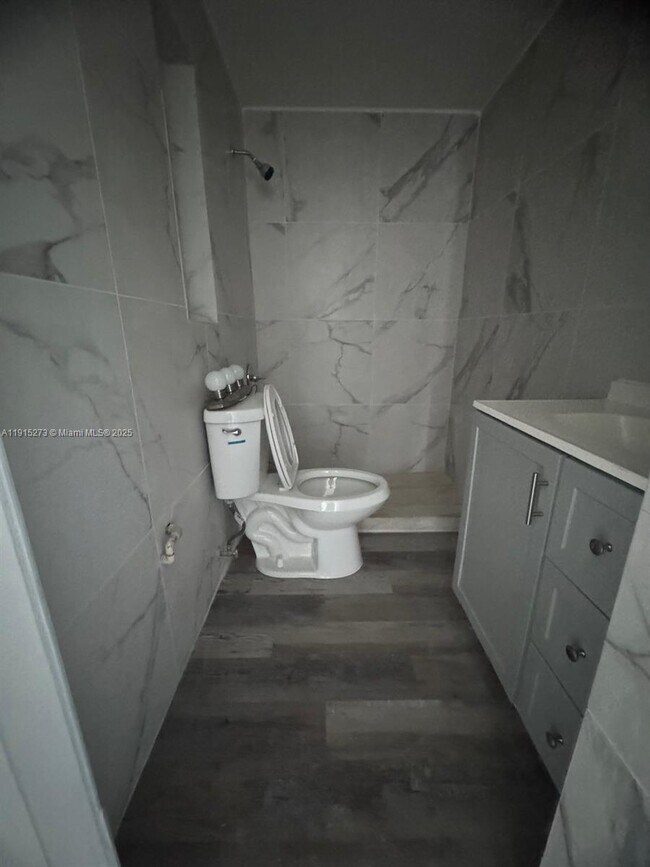 Building Photo - 46 S Oleander Ave