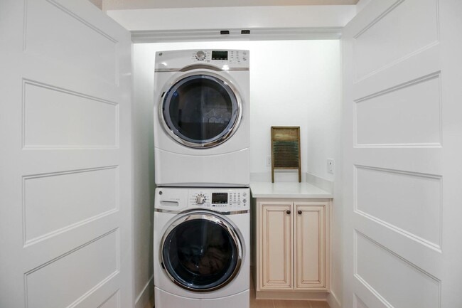 Building Photo - 4 Bed / 3.5 Bath | Crocker Village Brownst...