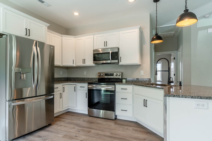 Full Kitchen - 10-200 Laurel Loop