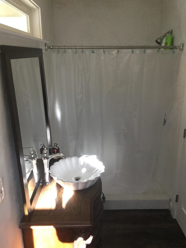 Building Photo - 305 Glenwood Rd