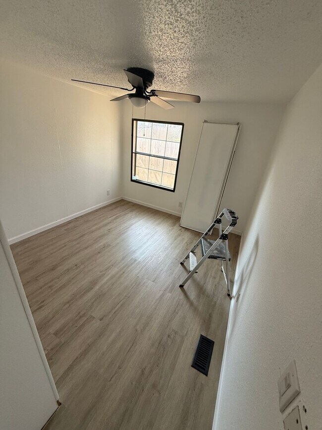 Building Photo - Gated area 3/2 Granbury