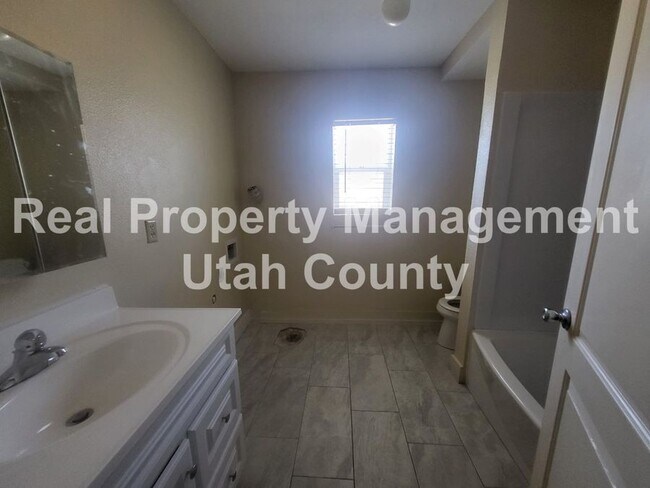 Building Photo - 1052 Ellen Cir