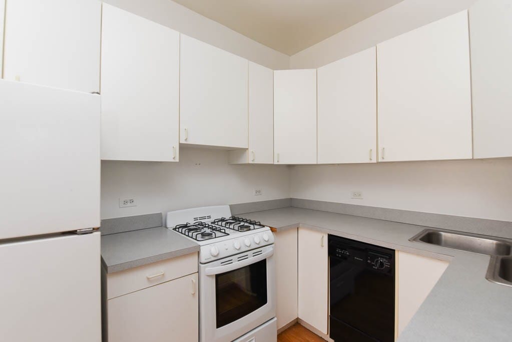 Building Photo - 821 W Waveland Ave