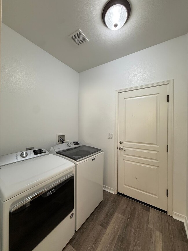 Building Photo - Beautiful Bradley Square Single Story Home With Easy Access to Shopping/101 Frwy