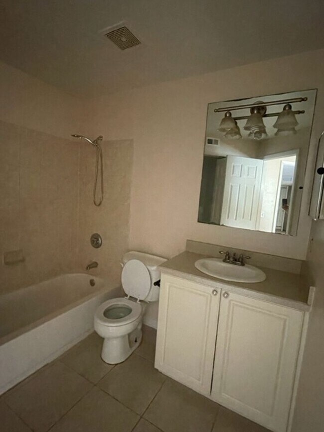 Building Photo - Free Rent for November! 2/2 Condo in Kissimmee for Rent!