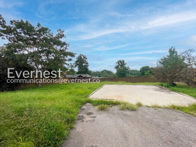 Building Photo - 3 Bed/2 Bath Home with Off-Street Parking / Pet-Friendly / Available Now!