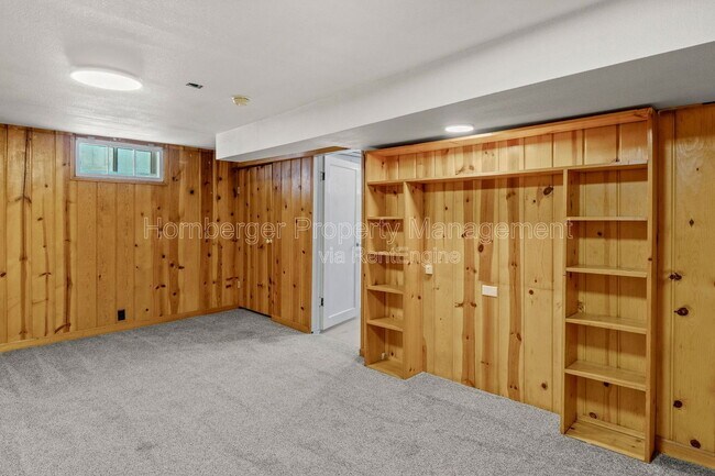 Building Photo - 807 E 40th Ave