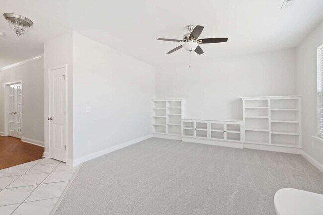 Building Photo - Welcome Home: Spacious 3-Bedroom Retreat i...